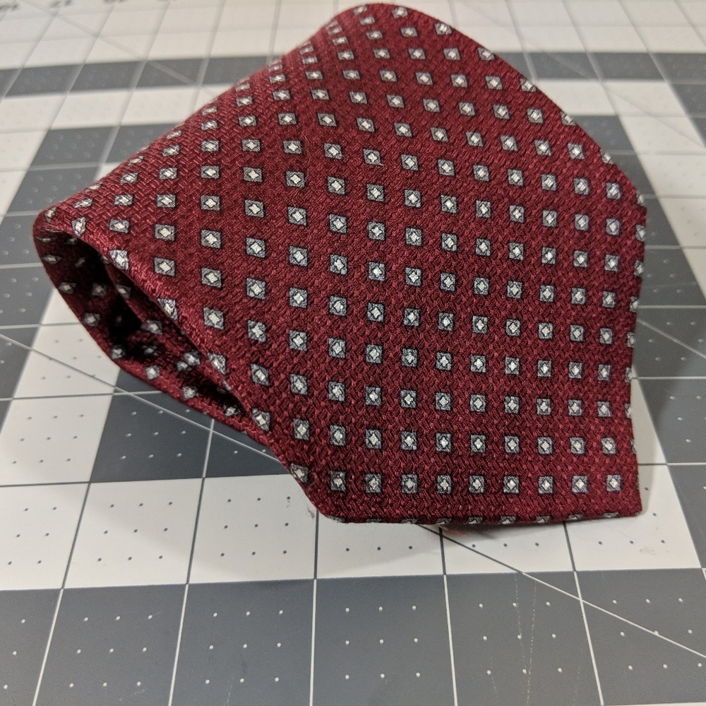 Men's red patterned tie